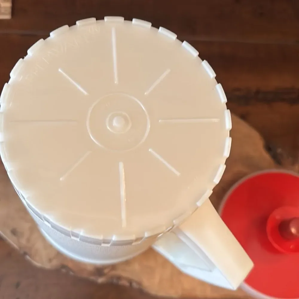 Tupperware 6 Cup Push Button Pitcher